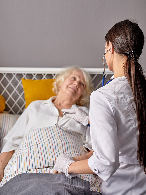 Une infirmières réalisant des soins palliatifs à domicile